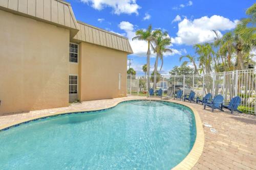 Siesta Key Village Apartment | The Village Breeze 8BR with heated Pool, near Beach, 250ft to Siesta Key Village!
