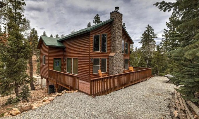 Meadow View Heights House | Discover The Village Getaway: 4-Star, Pet-Friendly Retreat