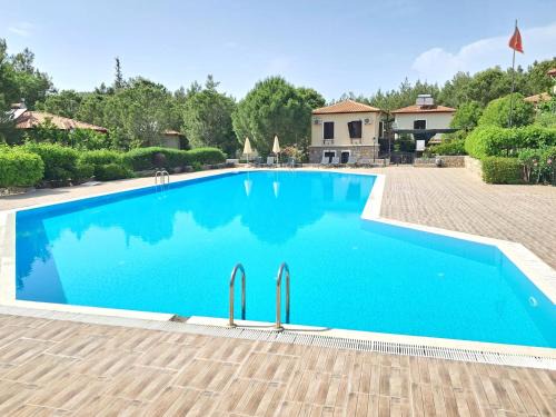 Oludeniz Apartment | Experience Oludeniz Evleri C3 Suite: Pool & Terrace Escape
