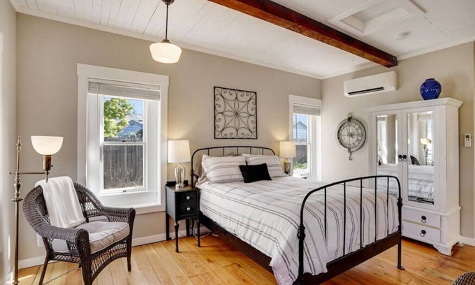 Albany Cottage | Inviting Vine Street Cottage c1895 with Breakfast & Kitchen