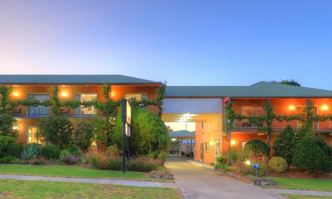 Stanthorpe Hotel | Discover The Vines Motel and Cottages: Family-Friendly Retreat