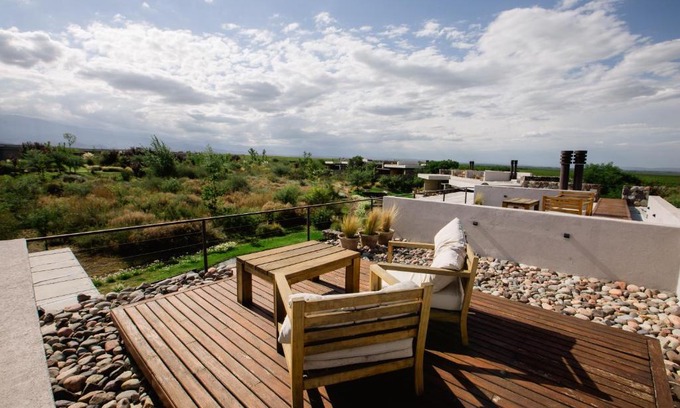 Vista Flores Hotel | Inviting Retreat at The Vines Resort & Spa with Hot Tub