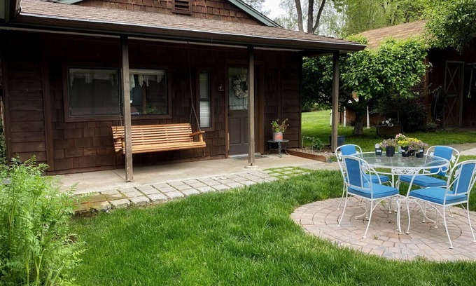 Grants Pass Cottage | Riverfront Vintage Cottage: Pet Friendly with Pool Access