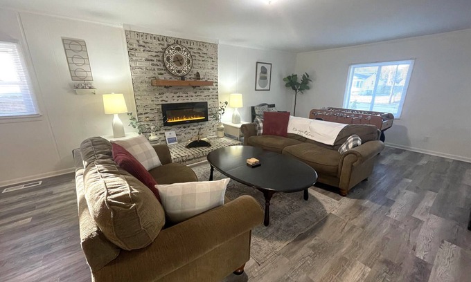 Center Point House | Explore The Vista: Guest Rated 9.8, Pet-Friendly Oasis