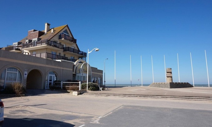 Normandy Landing Beaches House | Discover Comfort at The Voile de Nacre with Kitchen Access