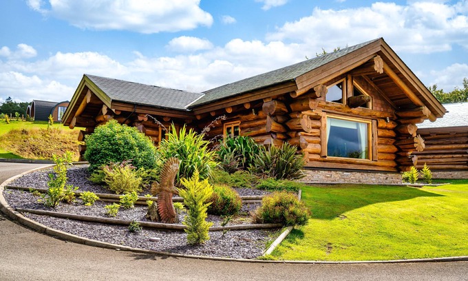 Bathgate Ski Chalet | Top-Rated Family Getaway at The Vu Log Cabins