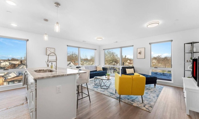 Wyandotte Apartment | Elegant W Loft: 2-Bedroom with Private Pool & Gym