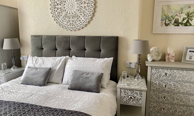 Weymouth House | Exceptional The Wadham with Breakfast & Kitchen Amenities