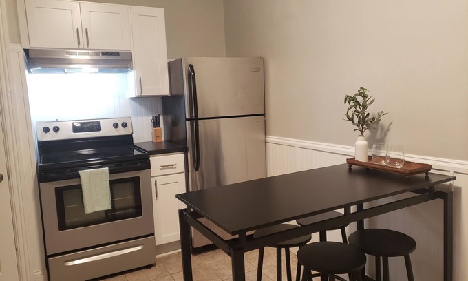 Silver Lake Apartment | Discover The Walk-Up Flat at Silver Lake with Family-Friendly Amenities