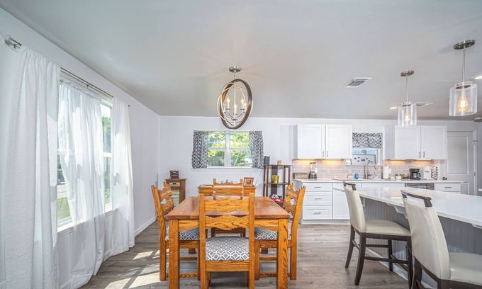 Bastrop House | Stylish Cottage Steps from Historic Main St with Spa & Breakfast