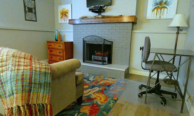 Creston Apartment | Guest Rated: The Walnut Tree Awaits Your Stay