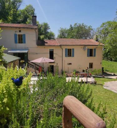 Saint-Aulaye-Puymangou Apartment | Family-Friendly Stay at The Walnut Tree - Rated 8.4/10