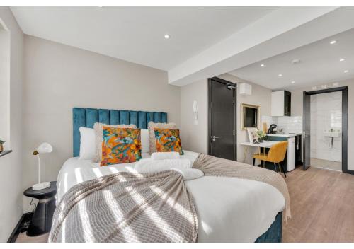 Shacklewell Apartment | Explore The Wanderlust Studio: A Haven for Travelers