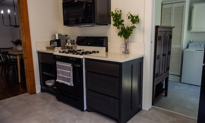 Stephenville House | Cozy Bungalow with Ocean View Near TSU - Guest Rated 10/10