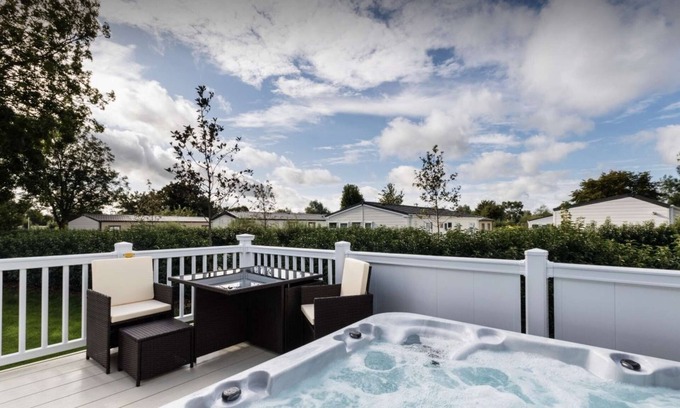 South Cerney House | Relax at The Warren: Holiday Home with Private Hot Tub