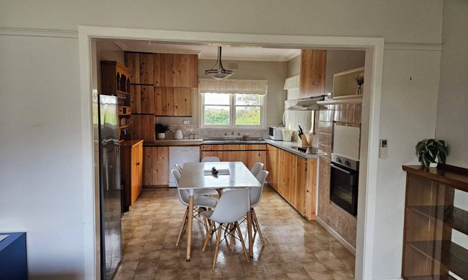 Warrnambool House | Discover The Warrnambool Wharf House with Oceanfront Views