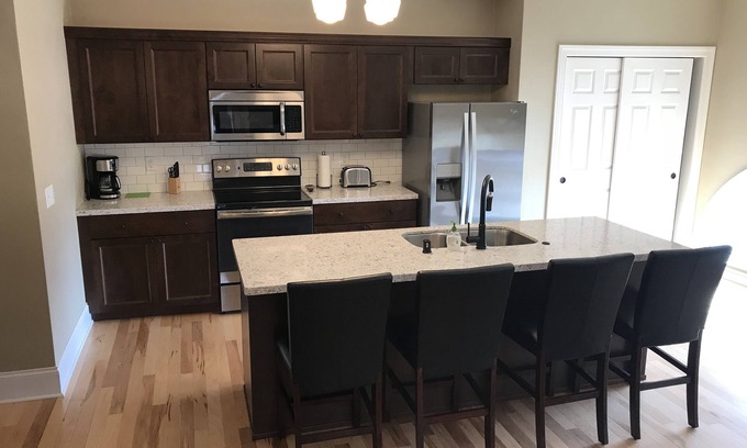 Oshkosh Apartment | Historic Washington Place Flats with Spa & Breakfast Awaits