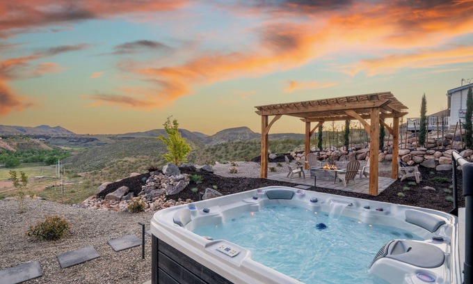 Toquerville House | Relaxing Retreat at The Watchman+ | Hot Tub & Scenic Views