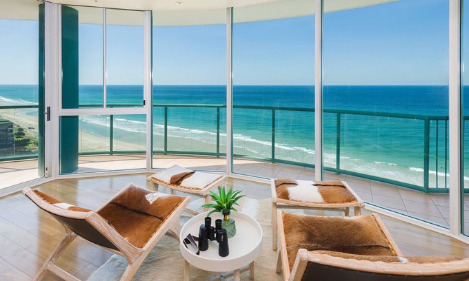 Main Beach Apartment | Relax at The Waterford on Main Beach: Oceanfront Retreat