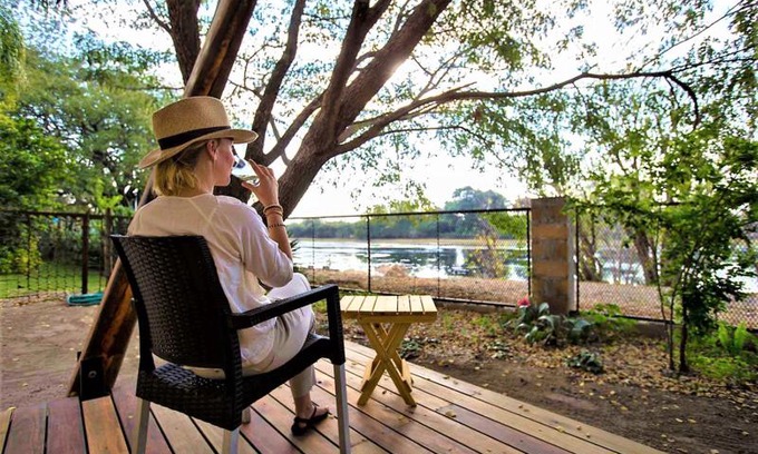 Maun Bed & Breakfast | Discover The Waterfront, Maun: Oceanfront Bliss & Pool