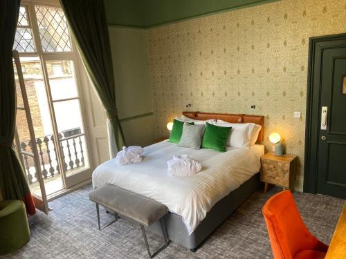 Island Gardens Hotel | Discover The Waterman's Arms: A Top-Rated Dining Retreat