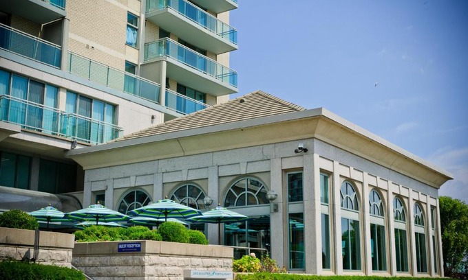 Port Credit Hotel | Discover The Waterside Inn: Pet-Friendly Getaway Awaits