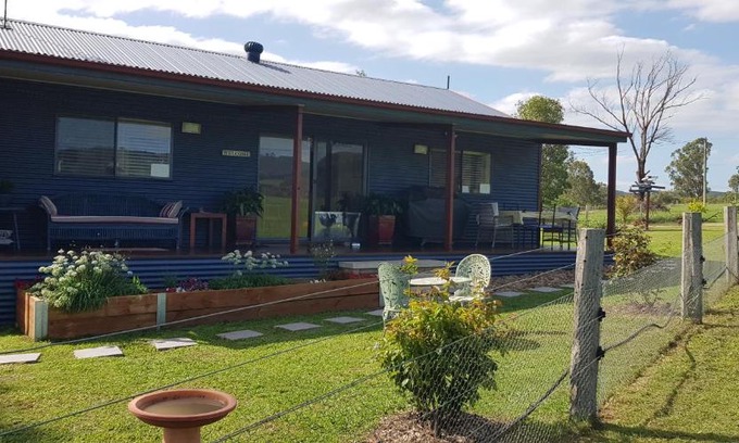 Glendon Brook Cabin | Discover The Wattle Lodge: 4-Star, Pet-Friendly Retreat