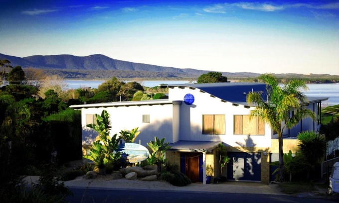 Mallacoota Apartment | Oceanfront Retreat at The Wave Oasis SC B&B - 4 Star Stay