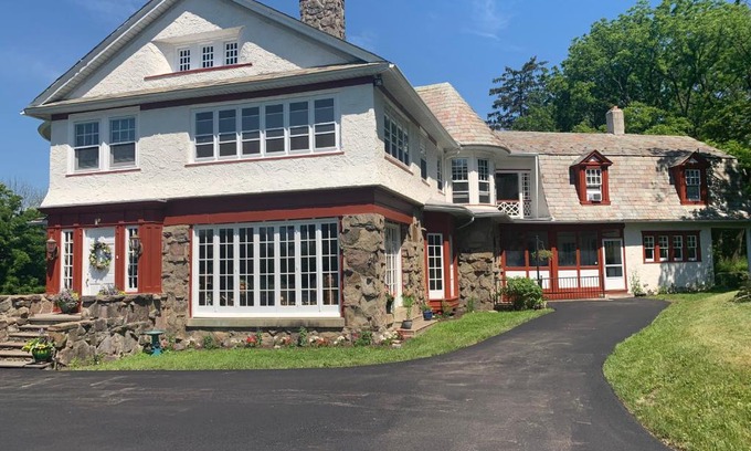 Waverly House | Welcoming The Waverly Mansion: Ideal for Families & Pets