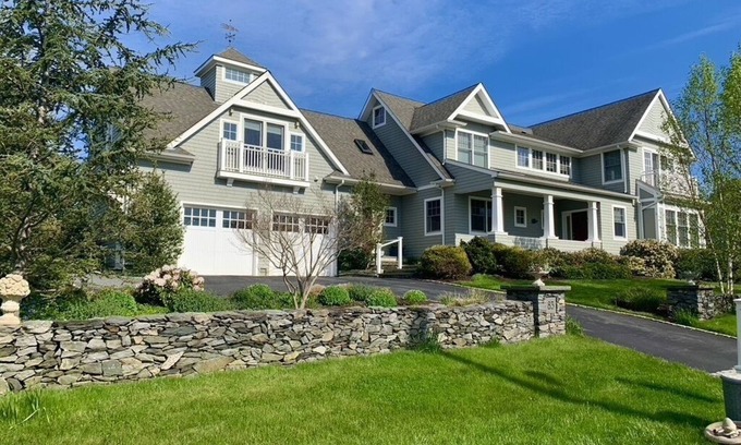 Jamestown House | Final Week for Oceanfront Getaway – 10/10 Rated Stay!