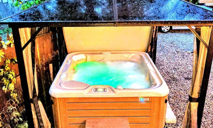 Old North Columbus Hostel | Charming Wayfaring Buckeye Hostel with Spa & Hot Tub