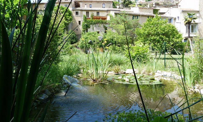 Mollans-sur-Ouveze Cottage | Experience Nature's Richness in a Family-Friendly Retreat