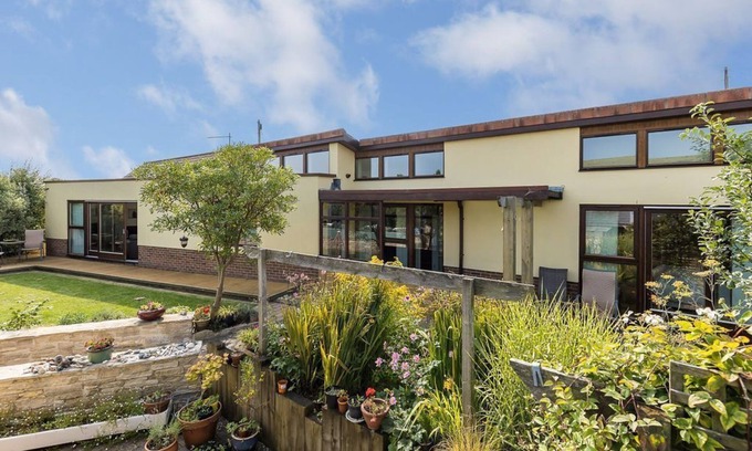 Swanage Cottage | Beachside Bliss: The Wedge with Family & Pet-Friendly Perks