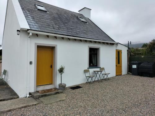 Glenveagh House | Family-Friendly Retreat at The WEE HOUS Cresslough