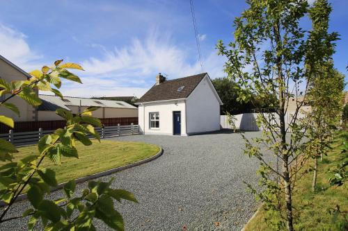 Muff House | Delightful Stay at The Wee House with Breakfast Included