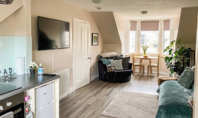 Dunfermline Cottage | Oceanfront 1 Bedroom Getaway in Dunfermline with Breakfast