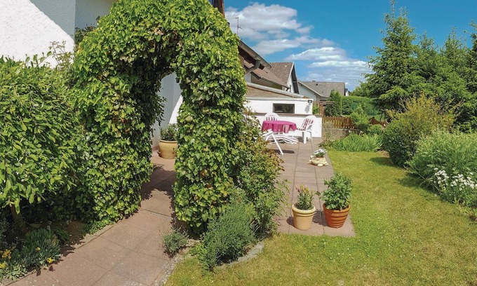 Dollendorf Apartment | The well-maintained apartment house consists of two vacation apartments. On the upper floor is DEI08