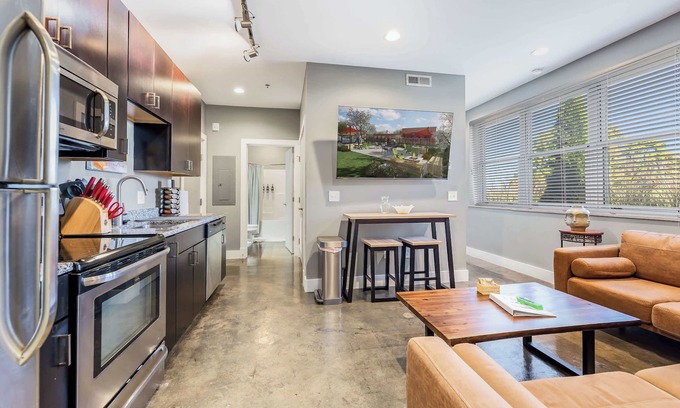 Roanoke Apartment | Prime Location in Downtown with Queen Bed & Great Amenities