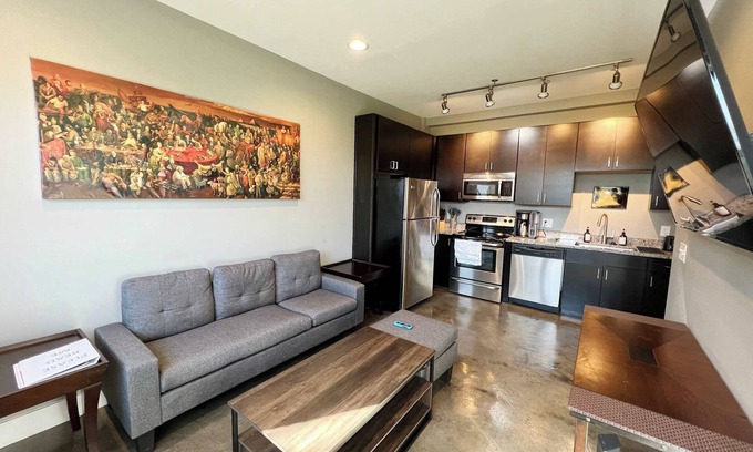 Roanoke Apartment | Downtown Roanoke Retreat with Queen Bed & Great Amenities