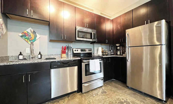 Roanoke Apartment | Perfectly Located Downtown Roanoke Hotel with Queen Bed