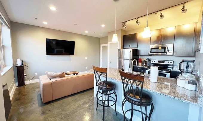 Roanoke Apartment | Prime Location in Downtown Roanoke with Queen Bed & Kitchen