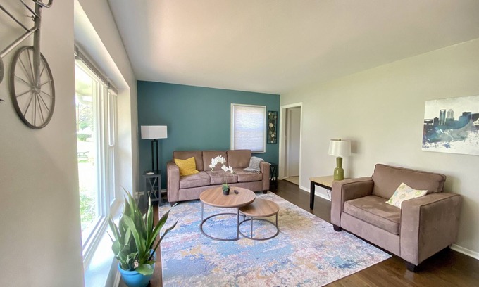 Charlotte House | Immaculate West End Jewel: Family & Pet-Friendly Stay