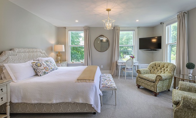 Ridgefield Hotel | Relaxing Family Suite at The West Lane Inn with Kitchen