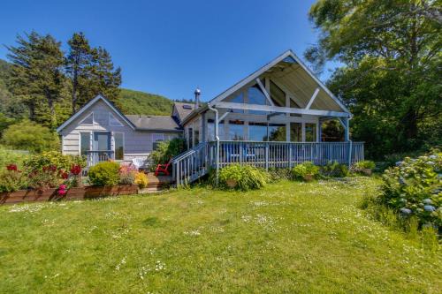 Cloverdale House | Welcoming Whalen House: Pet-Friendly Retreat with Hot Tub