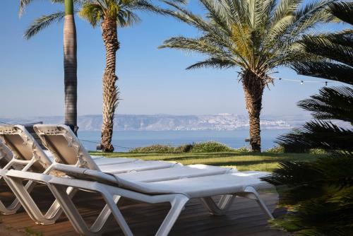Ramot Ski Chalet | Serene Oceanfront Retreat at The White Chalet View