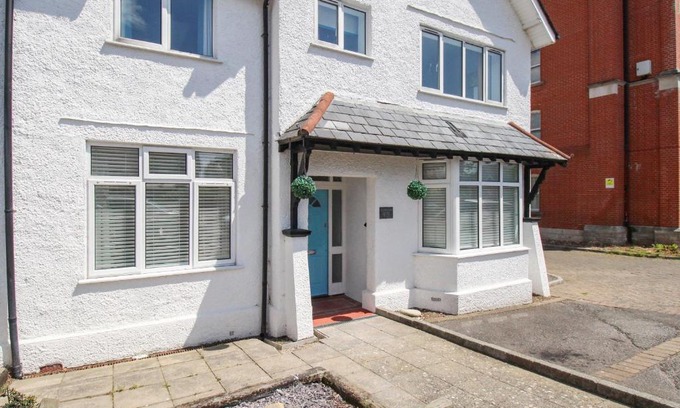 Weymouth House | Discover The White Cottage: Pet-Friendly 4-Star Escape