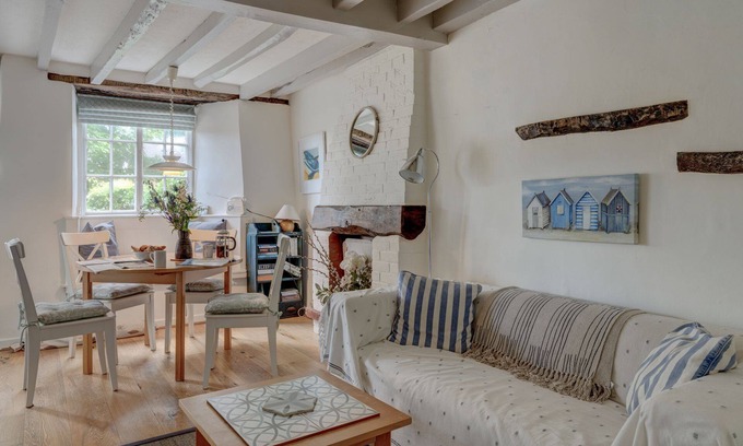 Woodstock Cottage | Cozy White Cottage in Woodstock - Pet Friendly & Kid Ready!