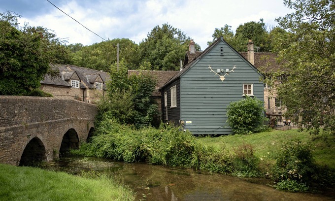 Giddeahall Hotel | Experience Comfort at The White Hart: Highly Rated & Family-Friendly