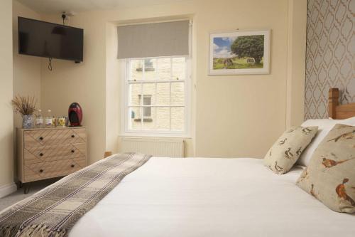 Modbury Bed & Breakfast | Pet-Friendly Retreat at The White Hart Hotel - 9/10 Rated