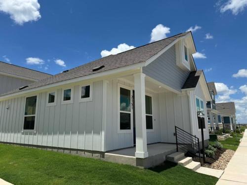 New Braunfels House | The White Haus A Cozy New Braunfels Cottage